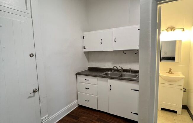 Studio, 1 bath, $900, Unit APT4 R