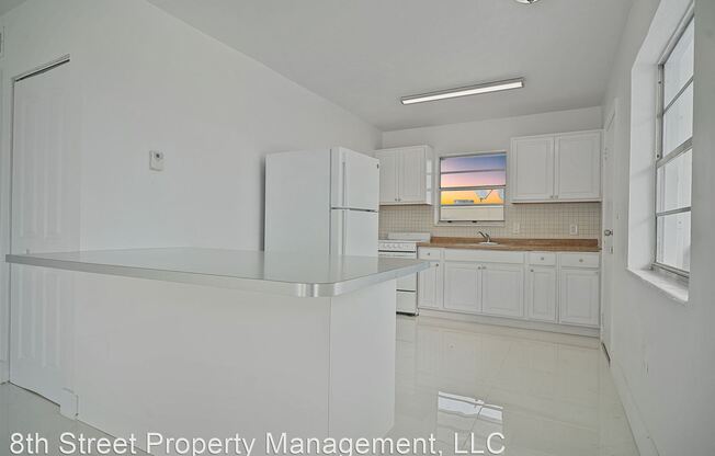 2 Bed/2 Bath - Penthouse- Central location- Parking + Central A/C