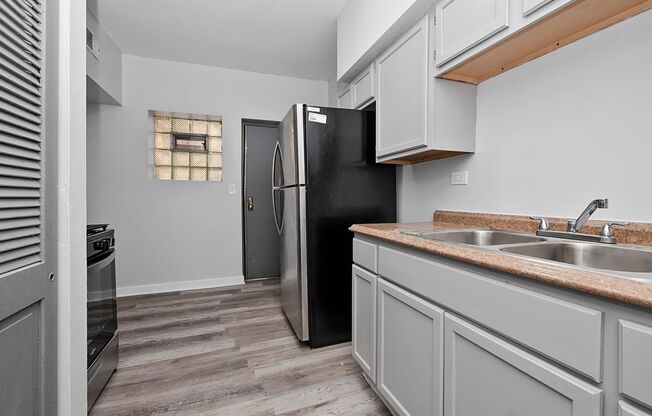 2 beds, 1 bath, 1,000 sqft, $1,553.75, Unit 4242 - 2E