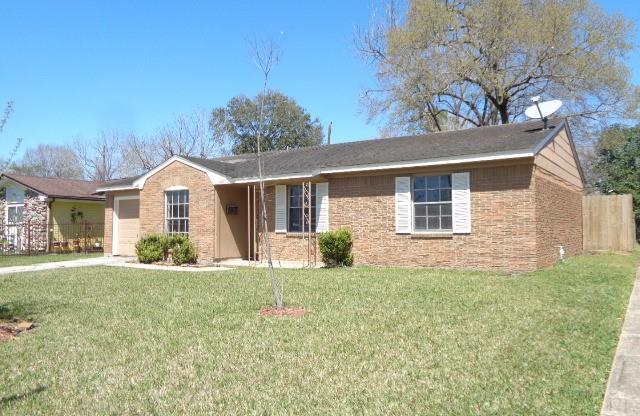 4002 CLOVERBROOK DR