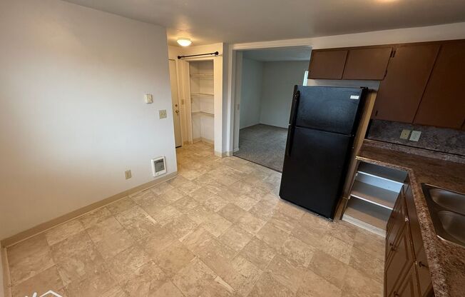 2 beds, 1 bath, $995, Unit #D