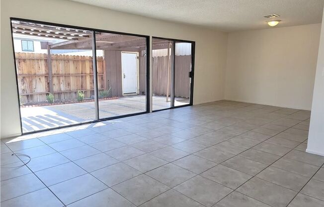 FANTASTIC SINGLE-STORY TOWNHOME JUST MINUTES FROM THE STRIP!!!