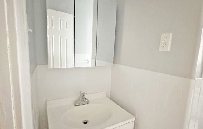 1 bed, 1 bath, $1,950, Unit A13