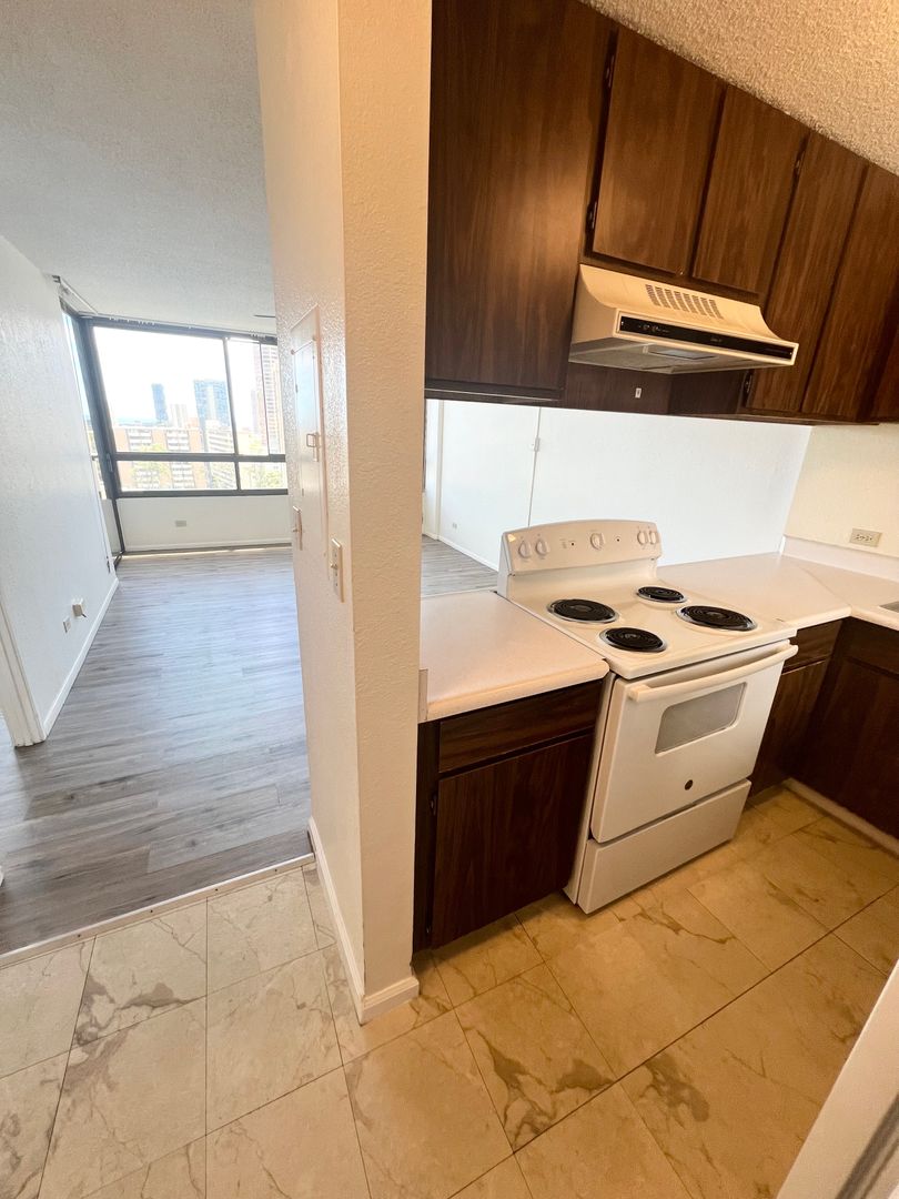 Rarely available! 1 bed w/ covered parking!