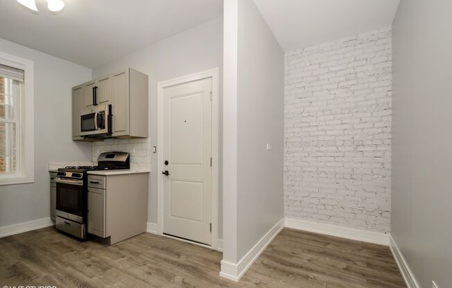 3 beds, 1 bath, 850 sqft, $2,550, Unit 1906-3