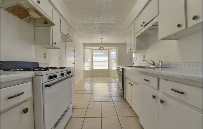 2 beds, 1 bath, $1,350, Unit # #A