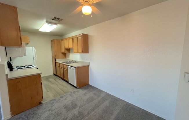 SPACIOUS AND BRIGHT 2 bed/2 bath In gated community