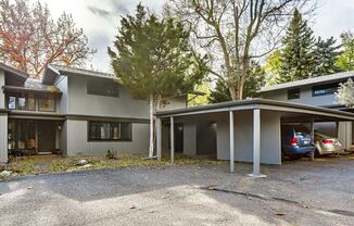 Evolve Real Estate: Charming Townhouse 2 Beds/2Bath with Open-Space Patio in Boulder!