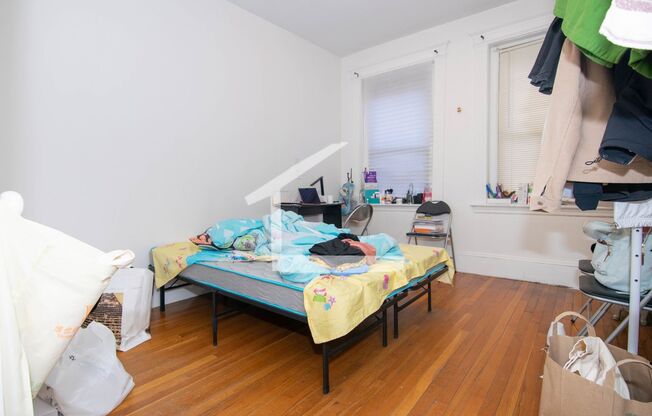 3 beds, 1 bath, $3,400, Unit 17