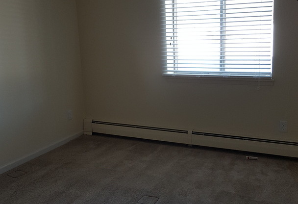 2 beds, 2 baths, 960 sqft, $1,325, Unit 33 - 04