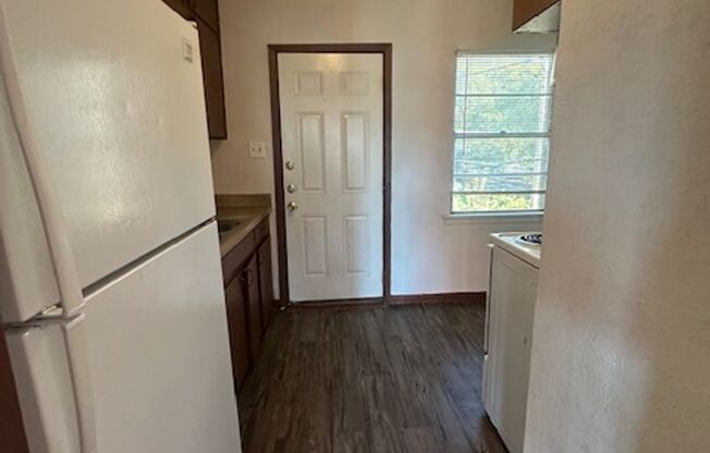 2 beds, 1 bath, 902 sqft, $1,415, Unit 76