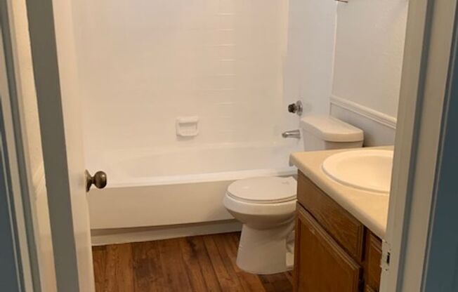 2 beds, 1.5 baths, 1,055 sqft, $930, Unit 0102
