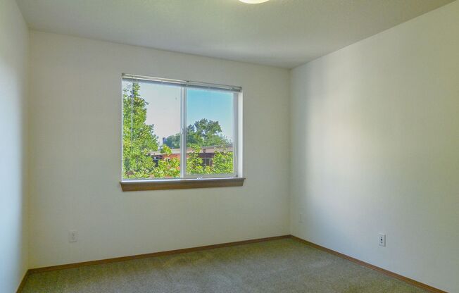 3 beds, 2 baths, $2,400, Unit 208