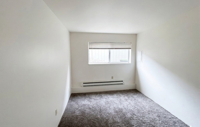 2 beds, 1 bath, 744 sqft, $1,225, Unit 4616 SE Milwaukie #32