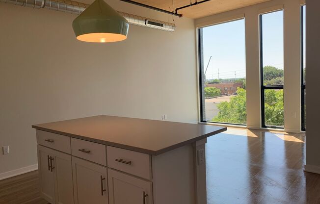 2 beds, 1 bath, 991 sqft, $2,350, Unit 415