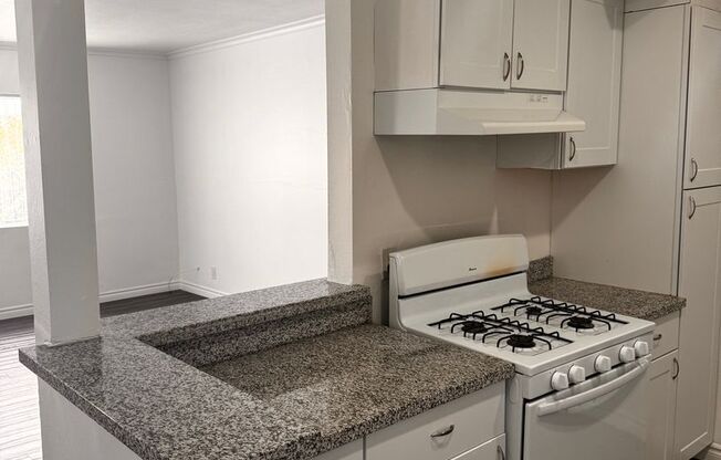 2 beds, 1 bath, 800 sqft, $2,450, Unit 07