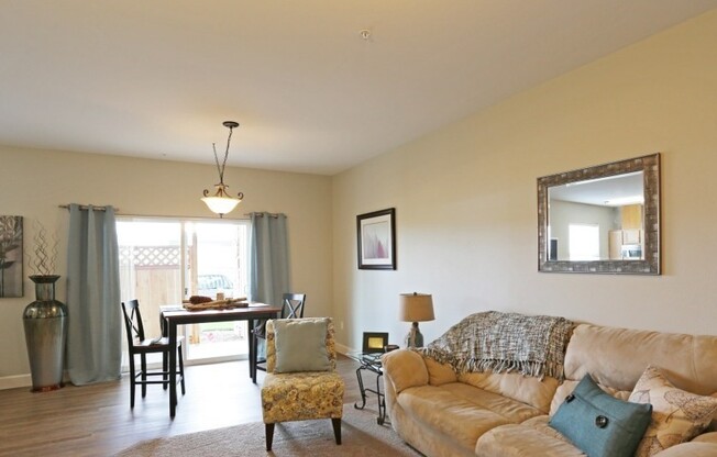 2 beds, 2 baths, 1,008 sqft, $1,700, Unit 202-F