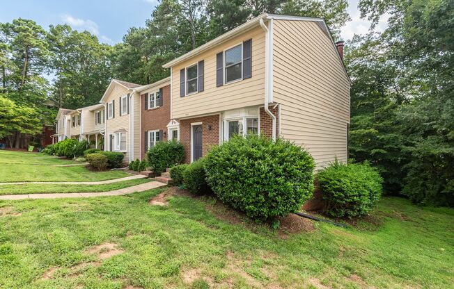 Charming 3 bedroom, 2.5 bathroom Townhouse in Raleigh.