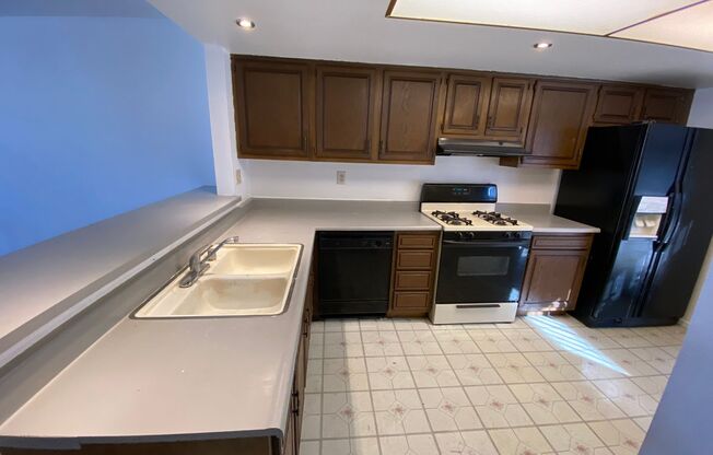 SPACIOUS 2BED/2.5BATH TOWNHOUSE