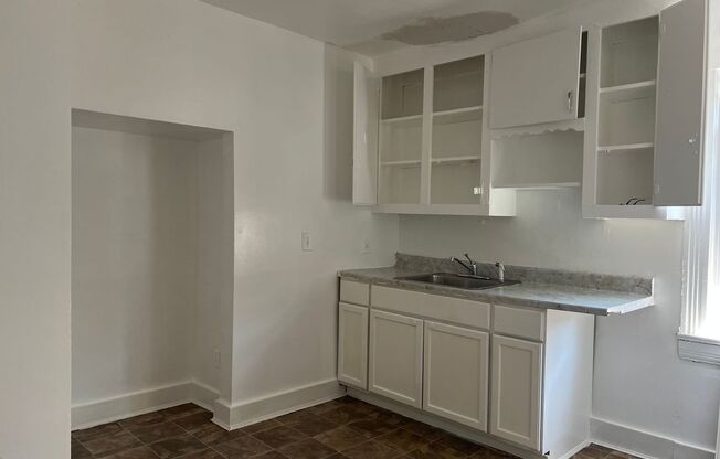 2 beds, 1 bath, $1,100, Unit UP