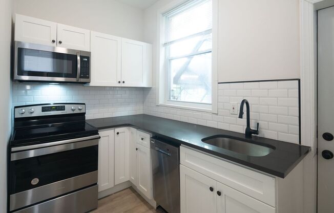 1 bed, 1 bath, $1,075, Unit 2R