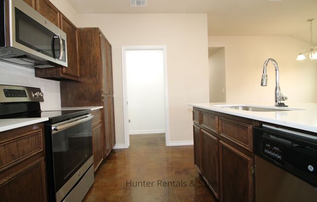 3 beds, 2 baths, $1,395, Unit Unit B