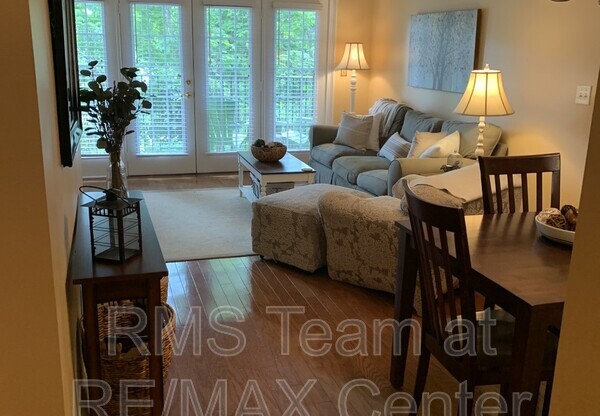 1 bed, 1.5 baths, 1,025 sqft, $1,595