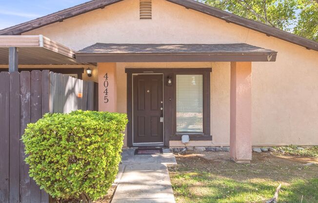 LOVELY MOVE-IN READY 3-BEDROOM SINGLE-STORY LAS VEGAS TOWNHOME!