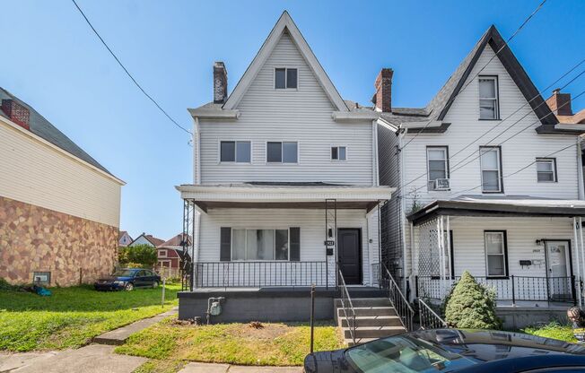 Gorgeous 4 bedroom home in Pittsburgh available now!