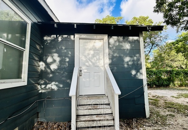 1211 HAMMOND AVE