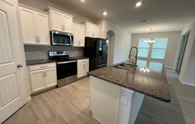 4 Bedrooms/3 Baths/3 Car Garage House in Lake Apopka Sound- Available September!