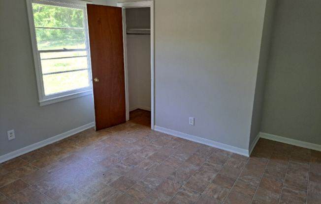 323 OAKWOOD CIR