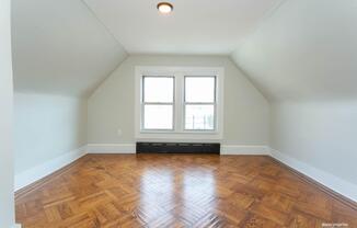 880 E 15 ST