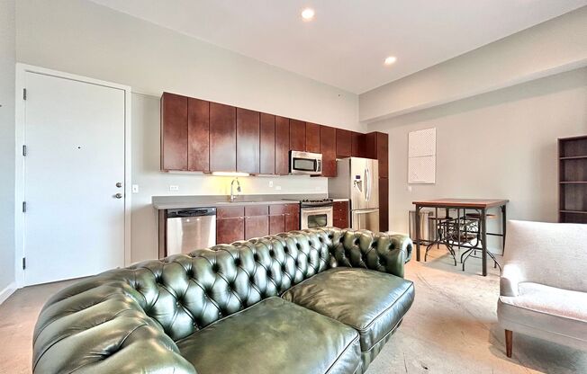 Charming Downtown High Rise Condo  1BD/1BA with Upgraded Features