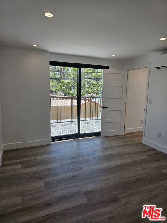 5247 1/2 S 9 AVE