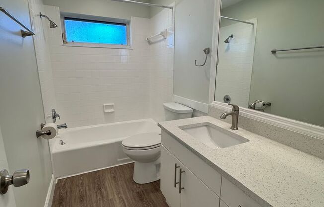 AVAILABLE NOW!  2 Bedroom 2 Bath Duplex with 1 Car Garage!