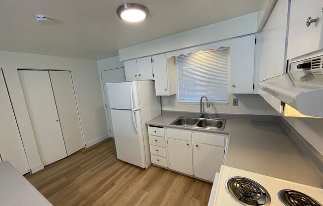 2 beds, 1 bath, 780 sqft, $1,100, Unit 11