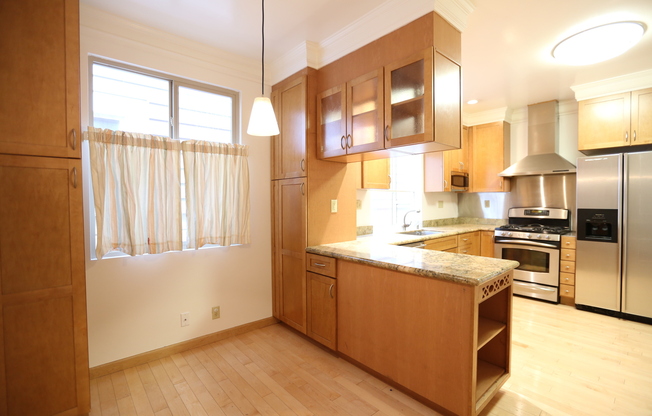 2566-2568 22nd Avenue