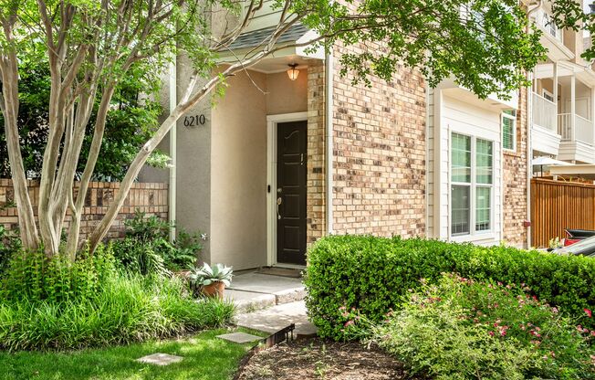 1 Bed, 1 Bath condo near Lower Greenville!