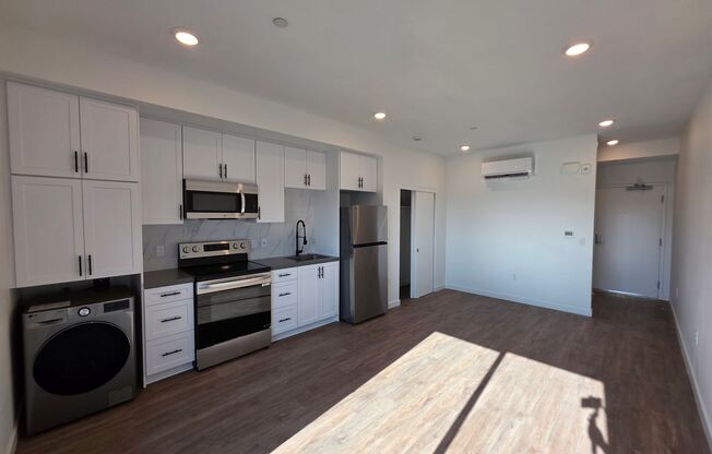 Studio, 1 bath, 327 sqft, $1,805, Unit 403