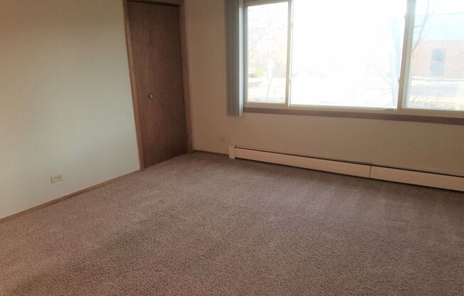 2 beds, 1 bath, 888 sqft, $805