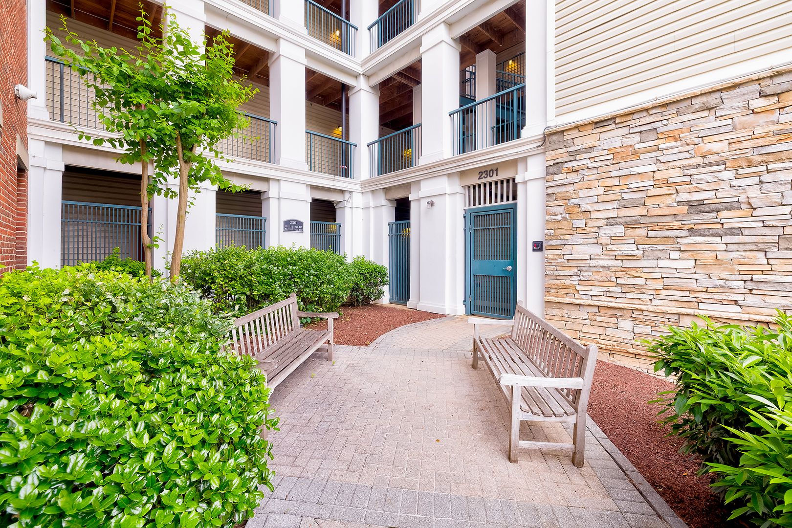 Partially Furnished Elegant 2BD Condo with Unbeatable Access & Premium Features in Arlington w/ Parking!