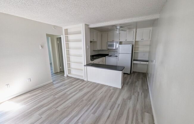 2 beds, 1 bath, 800 sqft, $2,300, Unit 3277-03