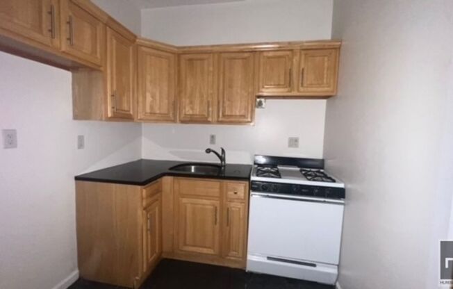 3 beds, 1 bath, $3,600, Unit 3