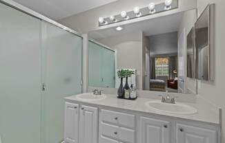 Keeler's Corner Apartments in Lynnwood, Washington Model Bathroom