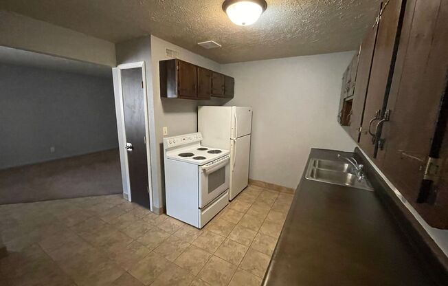 2 beds, 1 bath, 747 sqft, $875, Unit Apt 4