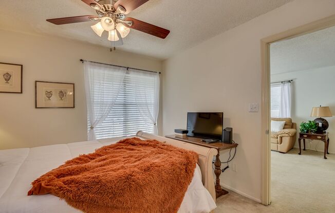 1 bed, 1 bath, 700 sqft, $930, Unit 913