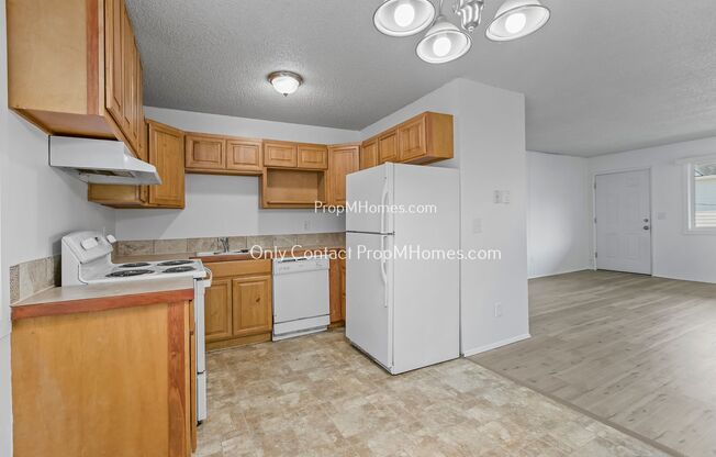 2 beds, 1 bath, $1,399, Unit 5504 SE Center Street  Unit D