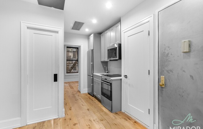 221 E 10 ST