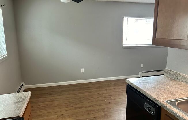 2 beds, 1 bath, $1,095